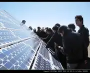 Junge Chinesen betrachten Solarzellen.JPG