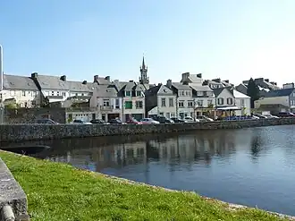 The city seen from the lake