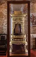 Small sedan chair for the Gods