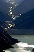 View of the San Juan River leading into the Los Caracoles Dam. To the left is Ullúm Department across the northern border, while Zonda is visible on the right side of the river.