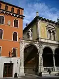The statue in its context