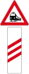 Distance panel for level crossing without barriers