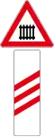 Distance panel for level crossing with barriers