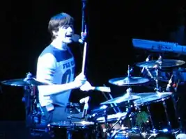 Hodgson with Kaiser Chiefs in 2008