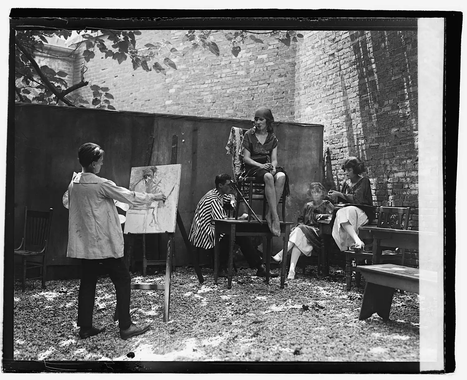 Throckmorton paints Mullin, a stage performer known as "The Girl With the Million Dollar Legs."[44] In the photo, a saber in its scabbard hangs from Mullin's waist. Mullin was a renowned expert in women's saber fencing and gave public exhibitions.[45]