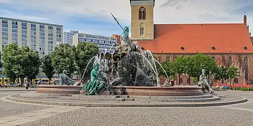 Neptunbrunnen with St. Mary's Church