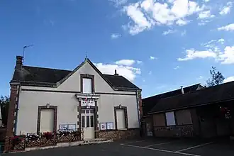 The town hall and school in Ollé