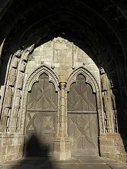 "Le porche des cloches". The largest of the three porches, was built almost 100 years after the porche du peuple and is today the main entrance into the cathedral. The voussoirs are decorated with two rows of statuettes, comprising some 40 in total, these depicting characters from the Old Testament including King David playing the harp.[2]